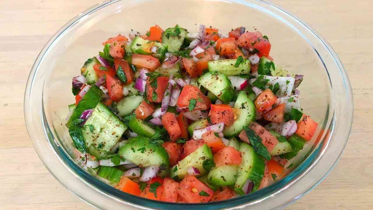Middle Eastern Salad Recipe (Traditional Fattoush) - Middle Eastern Recipes